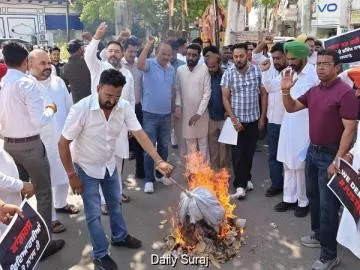 ਕਾਂਗਰਸੀ ਵਰਕਰਾਂ ਵੱਲੋਂ ਨੀਟ ਪੇਪਰ ਲੀਕ ਅਤੇ ਸੀਬੀਐਸਈ ਦੀ ਮਾੜੇ ਪ੍ਰਬੰਧਾਂ ਖ਼ਿਲਾਫ਼ ਰੋਸ ਪ੍ਰਦਰਸ਼ਨ