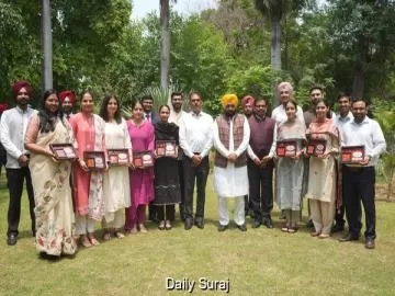 ਮੁੱਖ ਮੰਤਰੀ ਭਗਵੰਤ ਸਿੰਘ ਮਾਨ ਵੱਲੋਂ ਯੂ.ਪੀ.ਐਸ.ਸੀ.-2025 ਪਾਸ ਕਰਨ ਵਾਲੇ ਉਮੀਦਵਾਰਾਂ ਦਾ ਸਨਮਾਨ; ਕਿਹਾ, ਪੰਜਾਬ ਦੇ ਆਮ ਪਰਿਵਾਰਾਂ ਦੇ ਬੱਚੇ ਲਗਾਤਾਰ ਸੂਬੇ ਦਾ ਮਾਣ ਵਧਾ ਰਹੇ