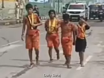 फीस न भर पाने पर स्कूल से निकाले गए चार भाई-बहन, हरिद्वार से कांवड़ लेकर निकले