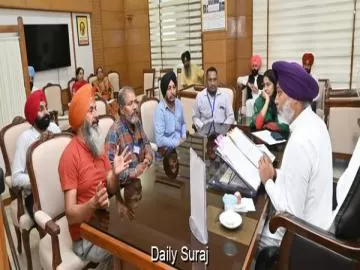 ਵਿੱਤ ਮੰਤਰੀ ਹਰਪਾਲ ਸਿੰਘ ਚੀਮਾ ਵੱਲੋਂ ਮੁਲਾਜ਼ਮ ਯੂਨੀਅਨਾਂ ਨਾਲ ਮੀਟਿੰਗਾਂ; ਅਧਿਕਾਰੀਆਂ ਨੂੰ ਜਾਇਜ਼ ਮੰਗਾਂ ਦੇ ਨਿਪਟਾਰੇ ਵਿੱਚ ਤੇਜ਼ੀ ਲਿਆਉਣ ਦੇ ਨਿਰਦੇਸ਼ ਦਿੱਤੇ