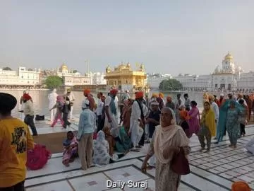 ਸ੍ਰੀ ਗੁਰੂ ਗ੍ਰੰਥ ਸਾਹਿਬ ਜੀ ਦੇ ਪਹਿਲੇ ਪ੍ਰਕਾਸ਼ ਪੁਰਬ 'ਤੇ ਅੰਮ੍ਰਿਤਸਰ 'ਚ ਅਲੌਕਿਕ ਰੌਣਕਾਂ, ਗੁਰਦੁਆਰਾ ਸ੍ਰੀ ਰਾਮਸਰ ਸਾਹਿਬ ਤੋਂ ਸਜਾਇਆ ਨਗਰ ਕੀਰਤਨ