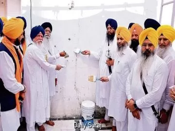 ਸੱਚਖੰਡ ਸ੍ਰੀ ਹਰਿਮੰਦਰ ਸਾਹਿਬ ਸਮੂਹ ’ਚ ਰੰਗ-ਰੋਗਨ ਦੀ ਸੇਵਾ ਸ਼ਰਧਾ ਭਾਵਨਾ ਨਾਲ ਆਰੰਭ