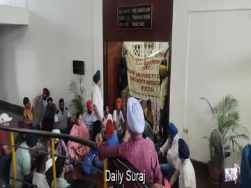कॉन्ट्रैक्ट शिक्षकों ने वीसी कार्यालय के मुख्य गेट पर ताला लगाकर किया रोष प्रदर्शन