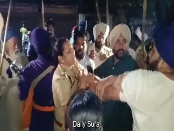 ਅੰਮ੍ਰਿਤਸਰ 'ਚ ਧਰਨੇ ਦੌਰਾਨ ਦੋ ਨਿਹੰਗ ਧੜਿਆਂ ਵਿਚਾਲੇ ਝੜਪ: ਰੋਕਣ ਪਹੁੰਚੀ ਲੇਡੀ SHO ਨਾਲ ਬਦਸਲੂਕੀ