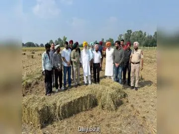 ਗੁਰਮੀਤ ਸਿੰਘ ਖੁੱਡੀਆਂ ਨੇ ਗੁਰਦਾਸਪੁਰ ਦੇ ਖੇਤਾਂ ਵਿੱਚ ਪਰਾਲੀ ਦੀਆਂ ਗੱਠਾਂ ਬਣਾ ਕੇ ਪੰਜਾਬ ਦੇ ਕਿਸਾਨਾਂ ਨੂੰ ਪਰਾਲੀ ਨਾ ਸਾੜਨ ਦੀ ਕੀਤੀ ਅਪੀਲ