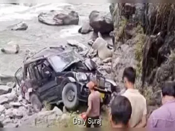जम्मू-कश्मीर के कुपवाड़ा में भीषण सड़क हादसा: अनियंत्रित होकर किशनगंगा नदी में गिरी गाड़ी, 5 लोगों की मौत, 6 घायल