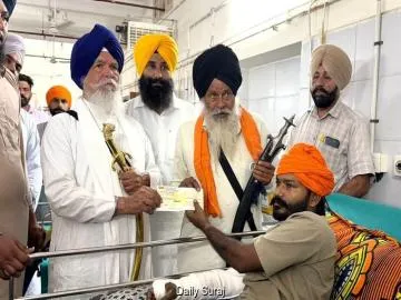 शिरोमणि कमेटी का बड़ा कदम: नशा विरोधी संघर्ष में घायल हुए परविंदर सिंह झोटा के साथियों को 5-5 लाख रुपये के चेक सौंपे