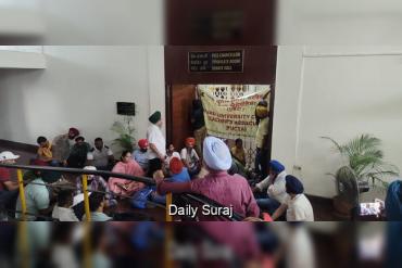 ਕੰਟਰੈਕਟ ਅਧਿਆਪਕਾਂ ਵੱਲੋਂ ਵੀਸੀ ਦਫ਼ਤਰ ਦੇ ਮੁੱਖ ਗੇਟ ਨੂੰ ਤਾਲਾ ਲਗਾ ਕੇ ਰੋਸ ਪ੍ਰਦਰਸ਼ਨ