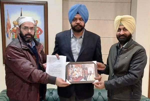 ਸਮਾਜ ਸੇਵੀ ਸੁਖਦੇਵ ਸਿੰਘ ਨੇ ਐੱਸਜੀਪੀਸੀ ਪ੍ਰਧਾਨ ਦੇ ਨਾਮ ਤੇ ਵਿਧਾਇਕ ਇਯਾਲੀ ਨੂੰ ਸੌਂਪਿਆ ਮੰਗ ਪੱਤਰ