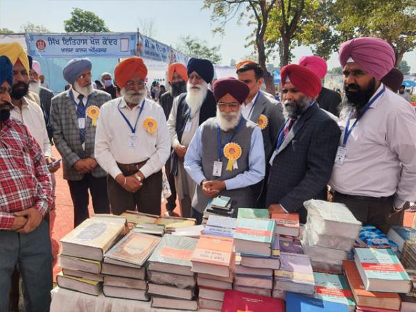 ਪਦਮਸ਼੍ਰੀ ਡਾ: ਸੁਰਜੀਤ ਪਾਤਰ ਵਲੋਂ ਖ਼ਾਲਸਾ ਕਾਲਜ ਵਿਖੇ ਅੰਮ੍ਰਿਤਸਰ ਸਾਹਿਤ ਉਤਸਵ ਅਤੇ ਪੁਸਤਕ ਮੇਲੇ ਦਾ ਉਦਘਾਟਨ