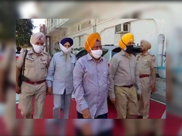 ਚੀਫ਼ ਖ਼ਾਲਸਾ ਦੀਵਾਨ ਦੇ ਪ੍ਰਧਾਨ ਅਤੇ ਅਹੁਦੇਦਾਰ ਪੰਜ ਸਿੰਘ ਸਾਹਿਬਾਨਾਂ ਦੀ ਬੈਠਕ 'ਚ ਹੋਏ ਪੇਸ਼
