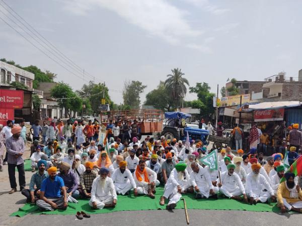 ਅਨਾਜ ਮੰਡੀਆਂ ਵਿਚ ਬਾਰਦਾਨੇ ਦੀ ਘਾਟ ਅਤੇ ਸਹੀ ਤਰੀਕੇ ਨਾਲ ਕਣਕ ਦੀ ਖ਼ਰੀਦ ਨਾ ਹੋਣ ਕਾਰਨ ਕੀਤਾ ਚੱਕਾ ਜਾਮ