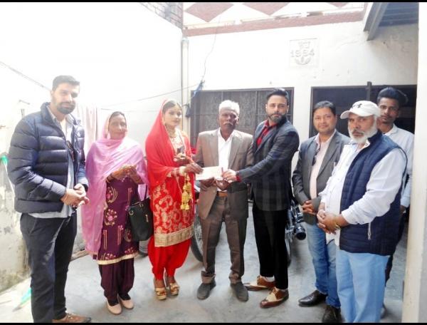 ਯੂਥ ਵਾਈਸ ਫਾਊਂਡੇਸ਼ਨ ਅਤੇ ਯੂਥ ਮੋਰਚਾ ਵਲੋਂ ਇੱਕ ਗਰੀਬ ਪਰਿਵਾਰ ਦੀ ਲੜਕੀ ਦੇ ਵਿਆਹ ਲਈ ਕੀਤੀ ਗਈ ਆਰਥਿਕ ਮੱਦਦ