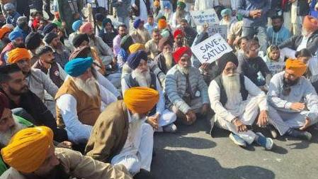 ਬੁੱਢੇ ਨਾਲੇ ਨੂੰ ਬੰਨ ਲਾਉਣ ਲਈ ਜਥੇਬੰਦੀਆਂ ਦਾ ਵੱਡਾ ਪ੍ਰਦਰਸ਼ਨ! ਲੱਖਾ ਸਿਧਾਣਾ ਸਮੇਤ ਕਈ ਆਗੂ ਪੁਲਿਸ ਨੇ ਲਏ ਹਿਰਾਸਤ 'ਚ