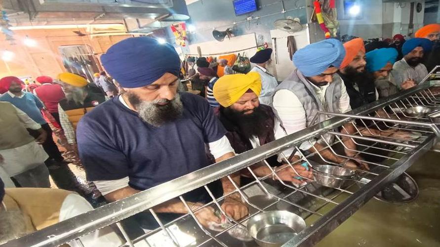 ਮਜੀਠੀਆ ਨੇ ਤੈਅ ਸਮੇਂ ਤੋਂ ਪਹਿਲਾਂ ਸ਼ੁਰੂ ਕੀਤੀ ਜੂਠੇ ਭਾਂਡੇ ਮਾਂਜਣ ਦੀ ਸੇਵਾ