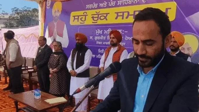 ਬਰਨਾਲਾ 'ਚ ਸਾਂਸਦ ਮੈਂਬਰ ਮੀਤ ਹੇਅਰ ਨੇ ਸਰਪੰਚਾਂ ਤੇ ਪੰਚਾਂ ਨੂੰ ਚੁਕਾਈ ਸਹੁੰ, ਕਿਹਾ- ਪਿੰਡਾਂ 'ਚ ਬਿਨਾਂ ਕਿਸੇ ਪੱਖਪਾਤ ਦੇ ਕੰਮ ਕਰੋ