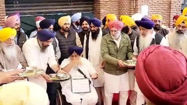 ਸੁਖਬੀਰ ਬਾਦਲ ਨੇ ਝੂਠੇ ਭਾਂਡਿਆਂ ਦੀ ਕੀਤੀ ਸੇਵਾ,ਚੰਦੂਮਾਜਰਾ-ਚੀਮਾ ਨੇ ਪਖਾਨੇ ਦੀ ਕੀਤੀ ਸਫਾਈ