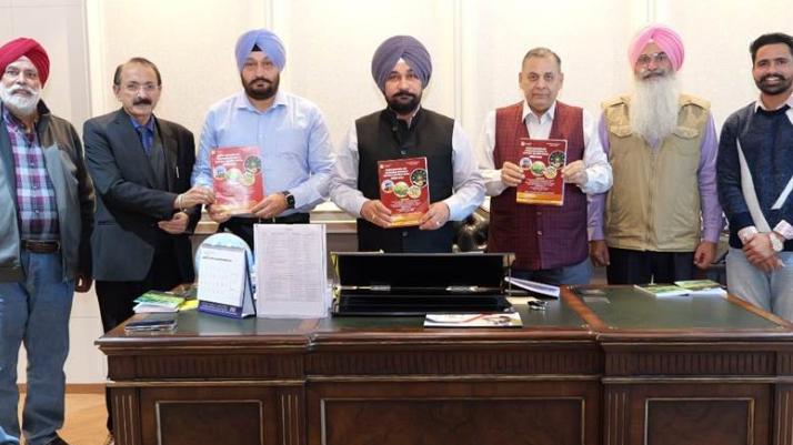 ਚਾਂਸਲਰ ਗੁਰਲਾਭ ਸਿੰਘ ਸਿੱਧੂ ਵੱਲੋਂ ਵਾਤਾਵਰਨ ਪੱਖੀ ਖੇਤੀ ਸਬੰਧੀ ਕਿਤਾਬਾਂ ਰਿਲੀਜ਼