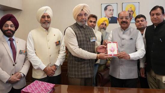 ਪੰਜਾਬ ਦੇ ਰੱਖਿਆ ਸੇਵਾਵਾਂ ਭਲਾਈ ਮੰਤਰੀ ਮਹਿੰਦਰ ਭਗਤ ਨੇ ਹਥਿਆਰਬੰਦ ਬਲ ਝੰਡਾ ਦਿਵਸ ਮੌਕੇ ਸ਼ਹੀਦਾਂ ਨੂੰ ਦਿੱਤੀ ਸ਼ਰਧਾਂਜਲੀ