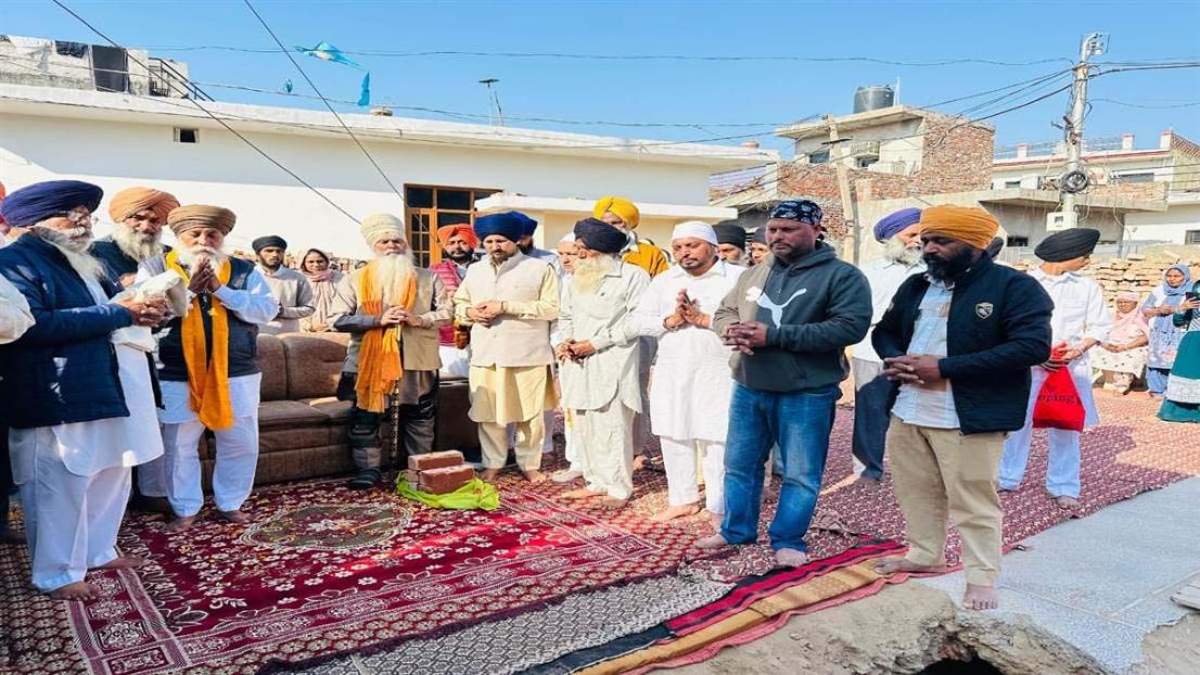 ਗੁਰਦੁਆਰਾ ਸਾਹਿਬ ਦੀ ਨਵੀਂ ਇਮਾਰਤ ਬਣਾਉਣ ਲਈ ਰੱਖਿਆ ਨੀਂਹ ਪੱਥਰ