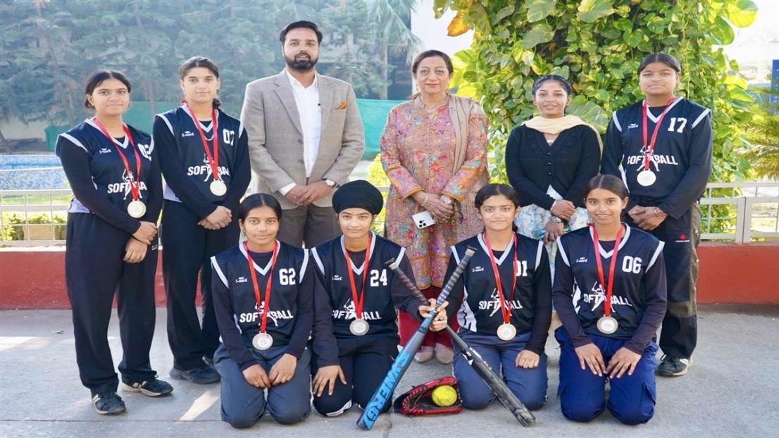 ਕੇਐੱਮਵੀ ਕਾਲਜੀਏਟ ਸਕੂਲ ਦੀ ਸਾਫਟਬਾਲ ਟੀਮ ਨੇ ਜਿੱਤੀ ਚਾਂਦੀ
