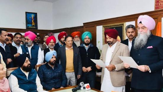 ਸਪੀਕਰ ਸੰਧਵਾਂ ਨੇ ਕੁਲਦੀਪ ਸਿੰਘ ਕਾਲ਼ਾ ਢਿੱਲੋਂ ਨੂੰ ਵਿਧਾਇਕ ਵਜੋਂ ਸਹੁੰ ਚੁਕਾਈ