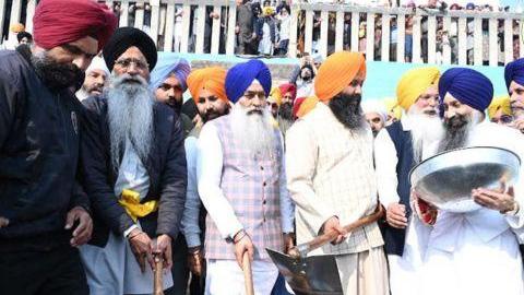 ਗੁਰਦੁਆਰਾ ਸ੍ਰੀ ਟਾਹਲੀ ਸਾਹਿਬ ਸੰਤੋਖਸਰ ਸਾਹਿਬ ਦੇ ਸਰੋਵਰ ਦੀ ਕਾਰ ਸੇਵਾ ਆਰੰਭ