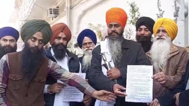 ਅਕਾਲ ਤਖ਼ਤ ਸਾਹਿਬ ’ਤੇ ਪਹੁੰਚੀਆਂ ਸਿੱਖ ਜਥੇਬੰਦੀਆਂ ਨੇ ਕੀਤੀ ਸੁਖਬੀਰ ਬਾਦਲ ਨੂੰ ਪੰਥ ’ਚੋਂ ਛੇਕਣ ਦੀ ਮੰਗ
