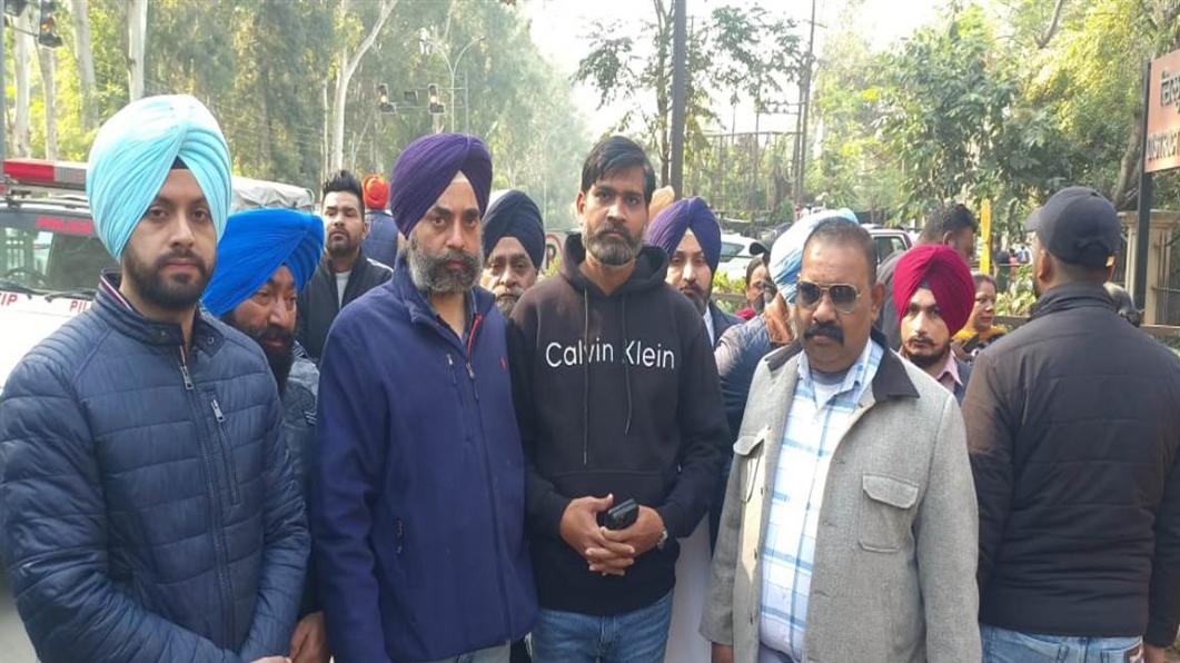 ਸ਼੍ਰੋਮਣੀ ਅਕਾਲੀ ਦਲ ਦੇ ਜ਼ਿਲ੍ਹਾ ਪ੍ਰਧਾਨ ਤੇ ਹਲਕਾ ਇੰਚਾਰਜ ਨੇ ਲਾਏ ਧੱਕੇਸ਼ਾਹੀ ਦੇ ਦੋਸ਼, ਬੋਲੇ - ਉਮੀਦਵਾਰਾਂ ਦੇ ਕਾਗ਼ਜ਼ ਫਾੜੇ, ਕਈਆਂ ਦੇ ਖੋਹੇ, ਬਾਕੀਆਂ ਨੂੰ ਨਹੀਂ ਜਾਣ ਦਿੱਤਾ ਅੰਦਰ