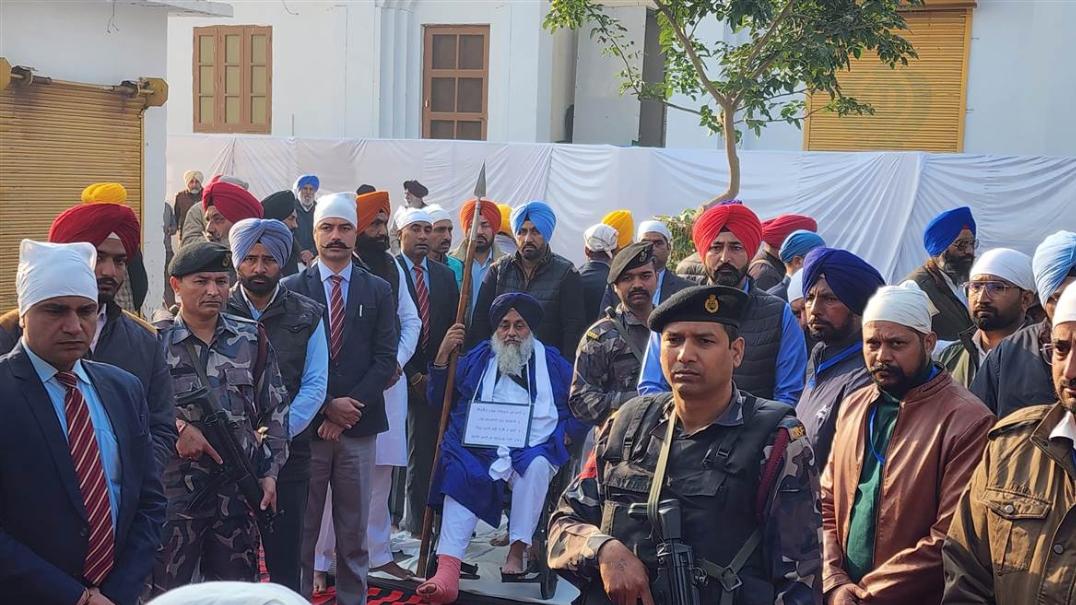 ਸੁਖਬੀਰ ਬਾਦਲ ਨੇ ਗੁਰਦੁਆਰਾ ਟੁੱਟੀ ਗੰਢੀ ਸਾਹਿਬ ਵਿਖੇ ਦੂਜੇ ਦਿਨ ਕੀਤੀ ਸੇਵਾ, ਬਰਛਾ ਫੜਕੇ ਚੋਬਦਾਰ ਵਜੋਂ ਨਿਭਾਈ ਡਿਊਟੀ