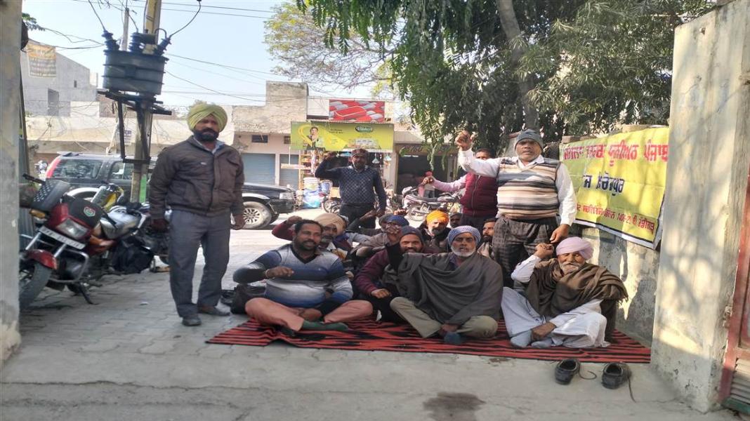 ਜੰਗਲਾਤ ਵਰਕਰਾਂ ਦਾ ਰੇਂਜ ਦਫਤਰ ਸਾਹਮਣੇ ਲਾਇਆ ਧਰਨਾ 7ਵੇਂ ਦਿਨ ਵੀ ਰਿਹਾ ਜਾਰੀ
