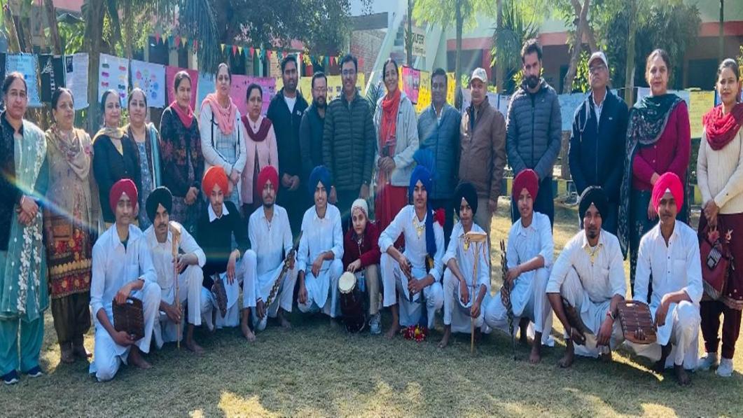 ਸਕੂਲ ਆਫ਼ ਐਮੀਨੈਂਸ ’ਚ ਕਰਵਾਇਆ ਸਮਾਗਮ, ਅਵੱਲ ਰਹੇ ਬੱਚੇ ਸਨਮਾਨੇ