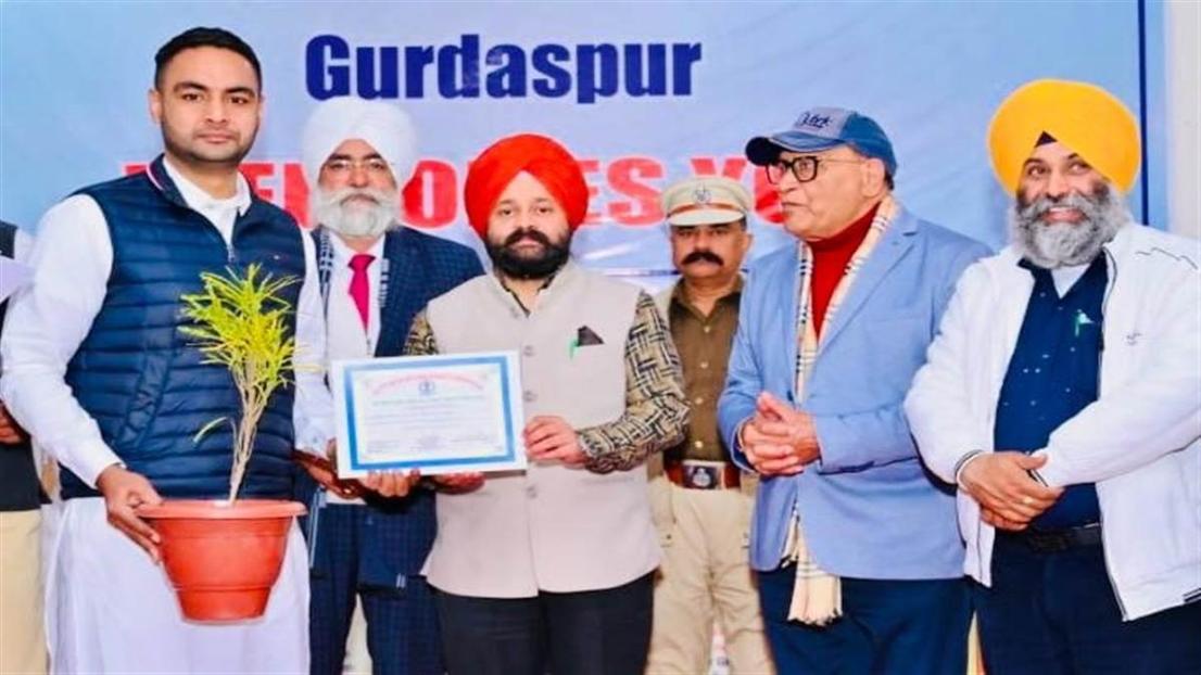 ਡਾਇਰੈਕਟਰ ਸਰਵਣ ਸਿੰਘ ਧੰਦਲ ਨੂੰ ਕੀਤਾ ਸਨਮਾਨਿਤ