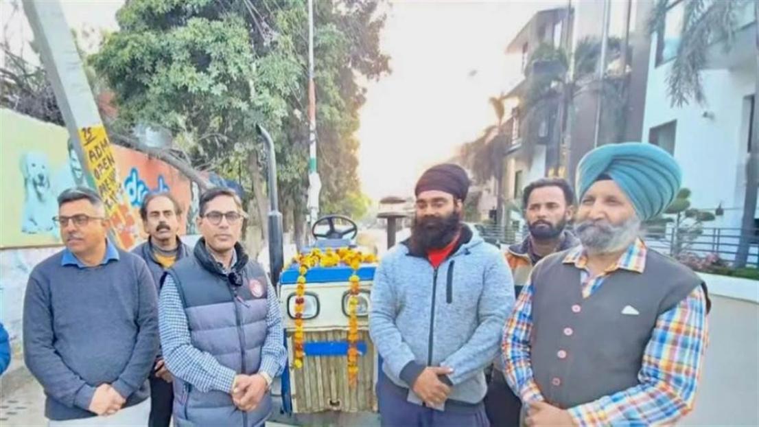 ਦਾਨੀਆਂ ਦੇ ਸਹਿਯੋਗ ਨਾਲ ਗਊਸ਼ਾਲਾ ਨੂੰ ਟਰੈਕਟਰ ਭੇਟ