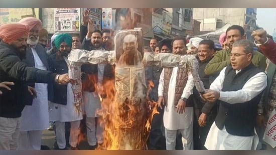 ਲੋਕ ਸਭਾ ਚ ਬਾਬਾ ਅੰਬੇਡਕਰ ਬਾਰੇ ਦਿੱਤੇ ਬਿਆਨ ਖਿਲਾਫ ਕਾਂਗਰਸੀਆਂ ਨੇ ਫੂਕਿਆ ਅਮਿਤ ਸ਼ਾਹ ਦਾ ਪੁਤਲਾ