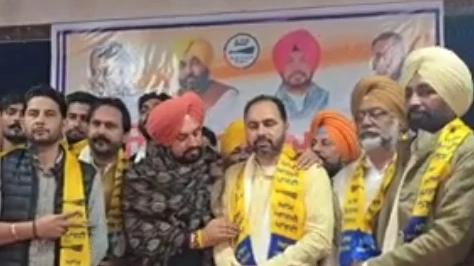 ਨਾਭਾ ਚ ਸ਼੍ਰੋਮਣੀ ਅਕਾਲੀ ਦਲ ਨੂੰ ਵੱਡਾ ਝਟਕਾ! ਸ ਓ ਈ ਦੇ ਸਾਬਕਾ ਪ੍ਰਧਾਨ ਯਾਦਵਿੰਦਰ ਸਿੰਘ ਯਾਦੂ 300 ਨੋਜਵਾਨਾਂ ਸਮੇਂਤ ਆਪ 'ਚ ਸ਼ਾਮਲ
