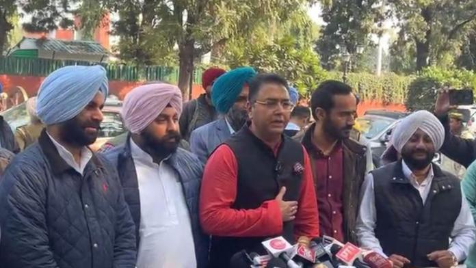 ਕੇਂਦਰ ਸਰਕਾਰ ਕਿਸਾਨਾਂ ਨਾਲ ਗੱਲ ਕਰੇ, 'ਆਪ' ਆਗੂਆਂ ਨੇ ਰਾਜਪਾਲ ਨਾਲ ਕੀਤੀ ਮੁਲਾਕਾਤ