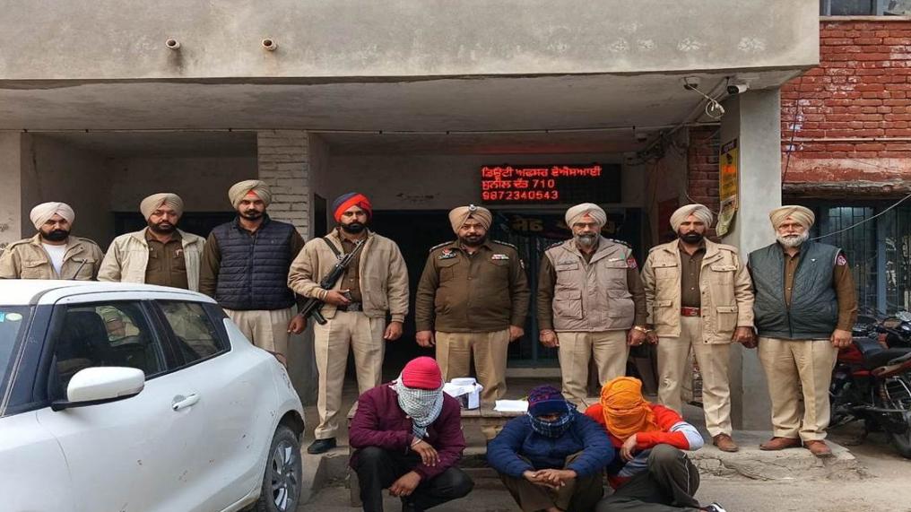 ਦੁਕਾਨਦਾਰ ਨੂੰ ਫਿਰੌਤੀ ਲਈ ਧਮਕਾਉਣ ਵਾਲੇ ਪੰਜ ਮੈਂਬਰੀ ਗਿਰੋਹ ਦਾ ਪਰਦਾਫਾਸ਼, ਤਿੰਨ ਮੁਲਜ਼ਮ ਗ੍ਰਿਫਤਾਰ, ਪਿਸਟਲ, ਮੈਗਜ਼ੀਨ, ਰੌਂਦ ਤੇ ਕਾਰ ਬਰਾਮਦ
