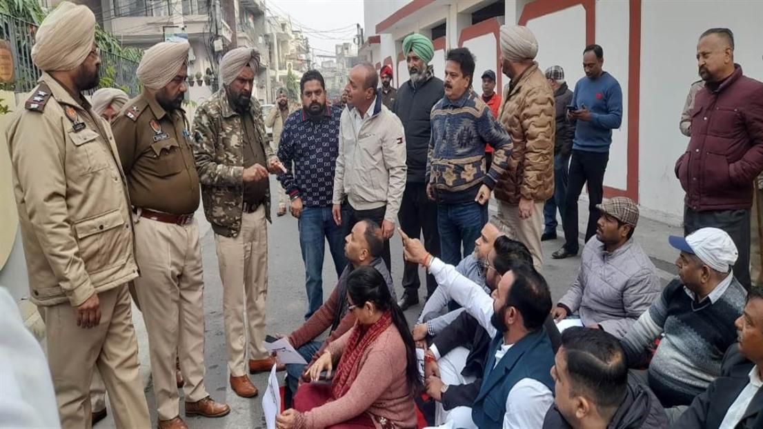 ਪ੍ਰਵੀਨ ਵਾਸਨ ਪਾਰਟੀ ਦੀ ਗੱਦਾਰ ਤੇ ਧੋਖੇਬਾਜ਼’ ਦੇ ਕਾਂਗਰਸੀਆਂ ਨੇ ਲਾਏ ਨਾਅਰੇ