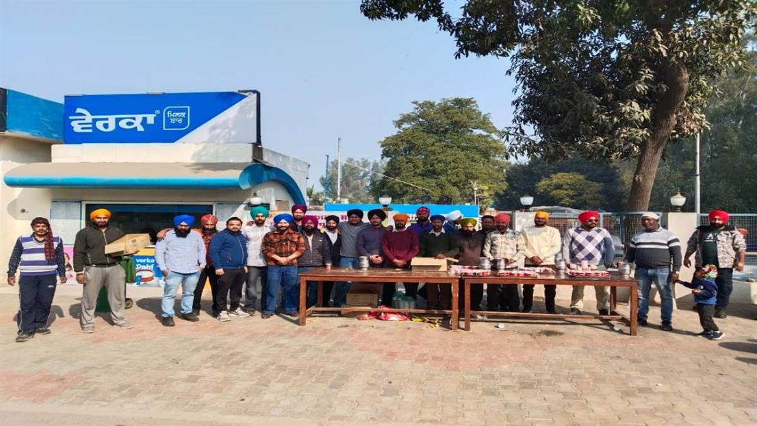 ਵੇਰਕਾ ਕੈਟਲ ਫੀਡ ਘਣੀਆਂ ਕੇ ਬਾਂਗਰ ਵੱਲੋਂ ਦੁੱਧ ਦਾ ਲੰਗਰ ਲਗਾਇਆ