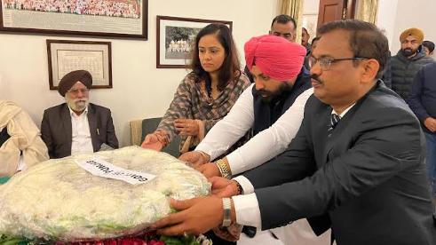 Harjot Singh Bains and KAP Sinha pays homage on behalf of Punjab Government to Doctor Manmohan Singh