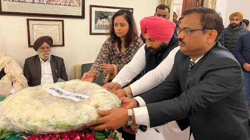 ਪੰਜਾਬ ਸਰਕਾਰ ਵੱਲੋਂ ਹਰਜੋਤ ਸਿੰਘ ਬੈਂਸ ਅਤੇ ਕੇ.ਏ.ਪੀ.ਸਿਨਹਾ ਵਲੋਂ ਮਨਮੋਹਨ ਸਿੰਘ ਨੂੰ ਸ਼ਰਧਾਂਜਲੀ ਭੇਟ
