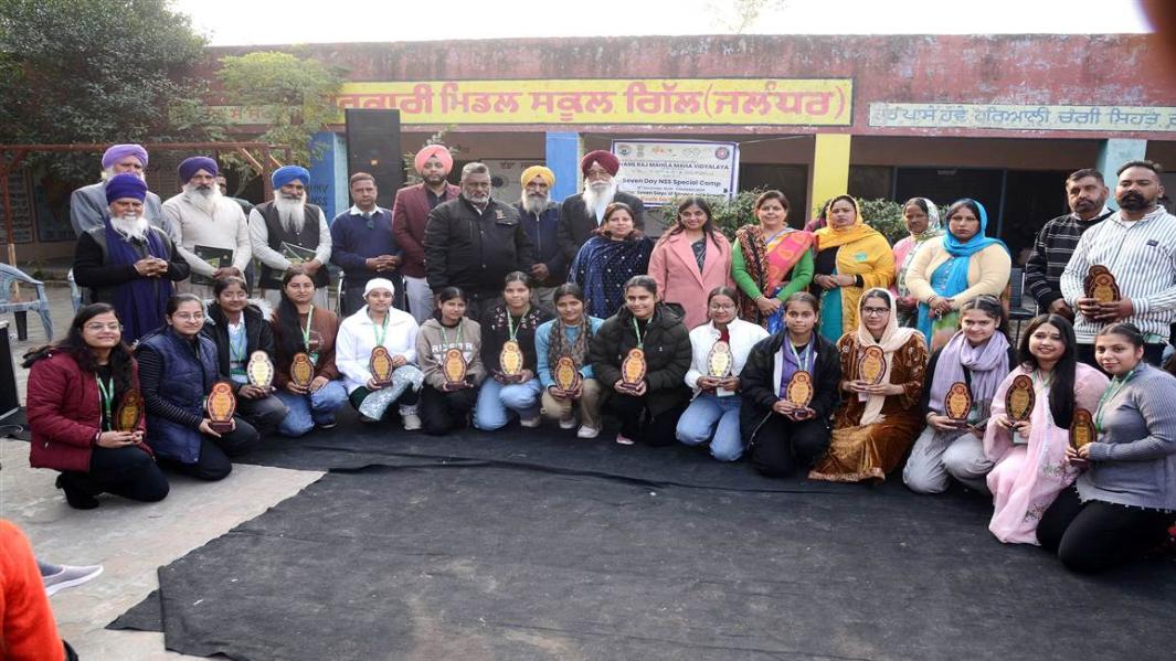 ਐੱਨਐੱਸਐੱਸ ਕੈਂਪ ਦੀ ਸਮਾਪਤੀ ਮੌਕੇ ਵਲੰਟੀਅਰਾਂ ਨੇ ਪੇਸ਼ ਕੀਤਾ ਰੰਗਾਰੰਗ ਪ੍ਰੋਗਰਾਮ