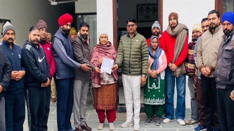 ਮੰਢਿਆਣੀ ਰੋਡ ਜਲਦੀ ਬਣਾਉਣ ਲਈ ਵਿਧਾਇਕਾ ਨੂੰ ਸੌਂਪਿਆ ਮੰਗ ਪੱਤਰ