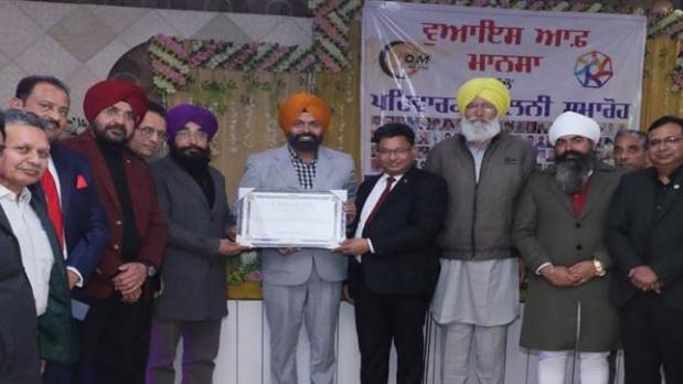 ਵੁਆਇਸ ਆਫ਼ ਮਾਨਸਾ ਦੇ ਮੈਂਬਰਾਂ ਦੀ ਪਰਿਵਾਰਕ ਮਿਲਣੀ ਮੌਕੇ ਡਿਪਟੀ ਕਮਿਸ਼ਨਰ ਵੱਲੋਂ ਜਨਤਕ ਮਸਲੇ ਜਲਦੀ ਹੱਲ ਕਰਵਾਉਣ ਦਾ ਭਰੋਸਾ