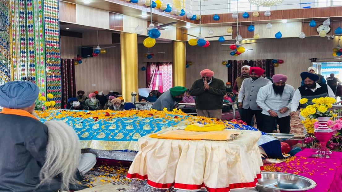 ਪ੍ਰਕਾਸ਼ ਦਿਹਾੜੇ ਨੂੰ ਸਮਰਪਿਤ ਅਖੰਡ ਪਾਠ ਸਾਹਿਬ ਦੇ ਭੋਗ ਪਾਏ, ਵਿਧਾਇਕ ਰੰਧਾਵਾ ਨੇ ਨਤਮਸਤਕ ਹੋ ਕੇ ਲਵਾਈ ਹਾਜ਼ਰੀ