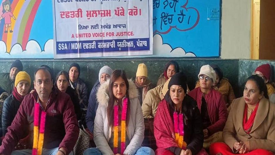 ਮੁਲਾਜ਼ਮਾਂ ਦੀ ਹਾਜ਼ਰੀ ਨਾ ਲਗਾਉਣ ਦੇ ਹੁਕਮਾਂ ਦੇ ਵਿਰੋਧ ਵਿੱਚ ਡੀਈਓ ਦਫ਼ਤਰ ਦੇ ਬਾਹਰ ਧਰਨਾ