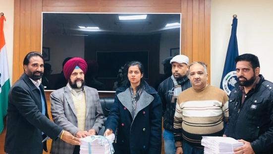 ਡਿਪਟੀ ਕਮਿਸ਼ਨਰ-ਕਮ- ਜ਼ਿਲ੍ਹਾ ਚੋਣ ਅਫਸਰ ਆਸ਼ਿਕਾ ਜੈਨ ਨੇ ਰਾਜਨੀਤਕ ਪਾਰਟੀਆਂ ਦੇ ਨੁਮਾਇੰਦਿਆਂ ਨੂੰ ਫਾਇਨਲ ਵੋਟਰ ਸੂਚੀਆਂ ਦੀ ਅਨੁਪੂਰਕ ਸੂਚੀ ਅਤੇ ਸੀ ਡੀ ਸੌਂਪੀ