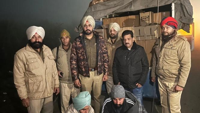 ਆਬਕਾਰੀ ਅਧਿਕਾਰੀਆਂ ਨੇ ਮੋਹਾਲੀ ਵਿੱਚ ਘੜੂੰਆਂ ਵਿਖੇ ਨਾਕਾਬੰਦੀ ਦੌਰਾਨ ਵਿਸਕੀ ਅਤੇ ਰਮ ਦੀਆਂ 250 ਪੇਟੀਆਂ ਬਰਾਮਦ ਕੀਤੀਆਂ