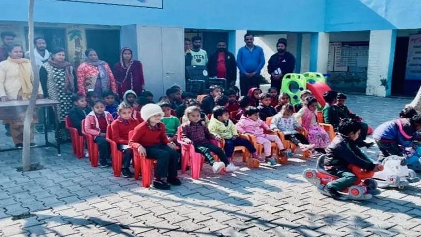 ਸ਼ਮਸ਼ਾਬਾਦ ਸਕੂਲ ਨੂੰ ਪੰਚਾਇਤ ਵੱਲੋਂ ਫਰਨੀਚਰ ਤੇ ਝੂਲੇ ਦਾਨ